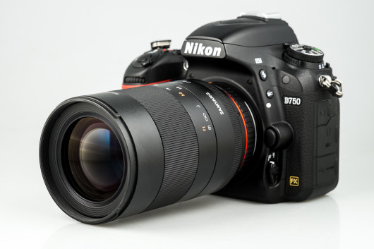 Samyang 100 mm f/2.8 ED UMC MACRO z aparatem Nikon D750