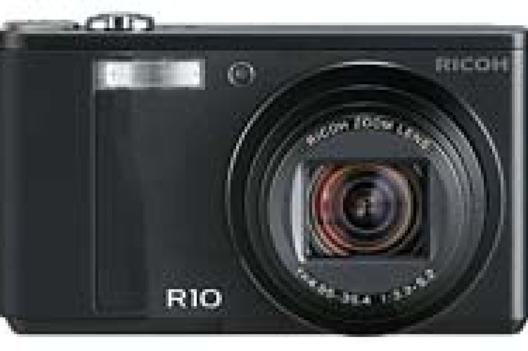 Ricoh R10 - większy ekran i poziomica