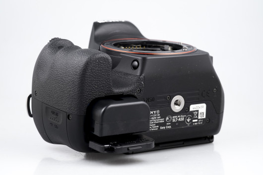 Sony SLT-A58 - wyprofilowanie slotu baterii