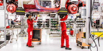 Fabryka Ferrari w WIRED - sterylna i pełna kolorów