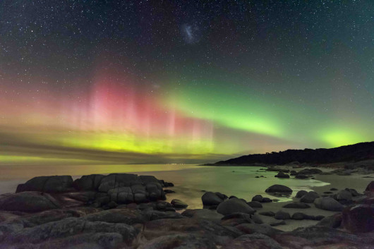 fot. James Stone, Aurora Australis z plaży Beerbarrel / Insight Investment Astronomy Photographer of the Year 2019