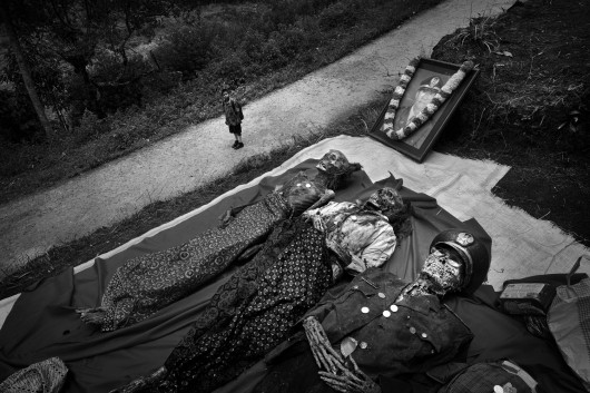 fot. Alain Schroeder / tpoty.com


Podczas ceremonii Ma'Nene, Toradżowie, rdzenni mieszkańcy wyspy, co roku w sierpniu, po zakończeniu zbiorów ryżu, czyszczą miejsce pochówku i zmumifikowane zwłoki swoich przodków. Mumie są m.in suszone na słońcu i przebierane w czyste ubrania. To część wyjątkowo bogatej i barwnej kultury śmierci mieszkańców Sulawesi.
