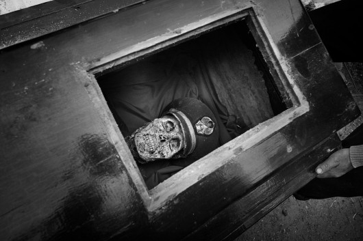 fot. Alain Schroeder / tpoty.com


Podczas ceremonii Ma'Nene, Toradżowie, rdzenni mieszkańcy wyspy, co roku w sierpniu, po zakończeniu zbiorów ryżu, czyszczą miejsce pochówku i zmumifikowane zwłoki swoich przodków. Mumie są m.in suszone na słońcu i przebierane w czyste ubrania. To część wyjątkowo bogatej i barwnej kultury śmierci mieszkańców Sulawesi.