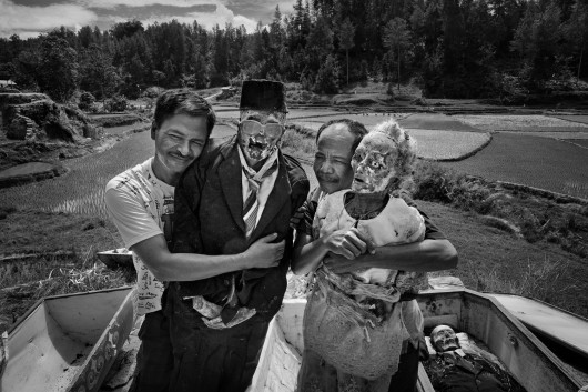 fot. Alain Schroeder / tpoty.com


Podczas ceremonii Ma'Nene, Toradżowie, rdzenni mieszkańcy wyspy, co roku w sierpniu, po zakończeniu zbiorów ryżu, czyszczą miejsce pochówku i zmumifikowane zwłoki swoich przodków. Mumie są m.in suszone na słońcu i przebierane w czyste ubrania. To część wyjątkowo bogatej i barwnej kultury śmierci mieszkańców Sulawesi.