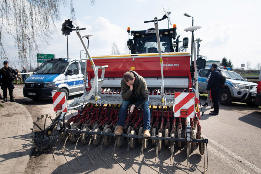 Fot. Jakub Orzechowski, dla Gazety Wyborczej, 3. miejsce w kat. Single - Current Events / Grand Press Photo 2024 Początki ogólnopolskiego protestu rolników. Rolnicy sprzeciwiają się importowi ukraińskiego zboża do Polski. Chcieli zablokować tory kolejowe z Ukrainy, ale skończyło się na pikiecie.