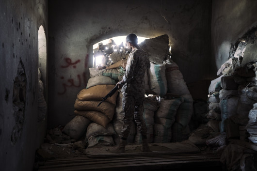 fot. Lorenzo Tugnoli, Contrasto (dla Washington Post), z cyklu the Yemen Crisis, Nominacja do nagrody World Press Photo Story of the Year

Po niemal 4 latach konfliktu w Jemenie, przynajmniej 8,4 mln osób zagrożonych jest głodem, a 22 miliony (75% populacji) wymaga pomocy humanitarnej.  
W 2014 roku muzułmańscy rebelianci Houthi Shia oblężyły północ kraju, zmuszając prezydenta Abdrabbuha Mansoura Hadiego do ustąpienia ze stanowiska. Konflikt rozprzestrzenił się gdy Arabia Saudyjska w koalicji z innymi państwami sunnickimi rozpoczęła naloty na pozycje Houthi. Do 2018 roku doprowadziło to jednej największych katastrof humanitarnych naszych czasów. 