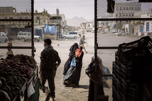 fot. Lorenzo Tugnoli, Contrasto (dla Washington Post), z cyklu the Yemen Crisis, Nominacja do nagrody World Press Photo Story of the Year

Po niemal 4 latach konfliktu w Jemenie, przynajmniej 8,4 mln osób zagrożonych jest głodem, a 22 miliony (75% populacji) wymaga pomocy humanitarnej.  
W 2014 roku muzułmańscy rebelianci Houthi Shia oblężyły północ kraju, zmuszając prezydenta Abdrabbuha Mansoura Hadiego do ustąpienia ze stanowiska. Konflikt rozprzestrzenił się gdy Arabia Saudyjska w koalicji z innymi państwami sunnickimi rozpoczęła naloty na pozycje Houthi. Do 2018 roku doprowadziło to jednej największych katastrof humanitarnych naszych czasów. 