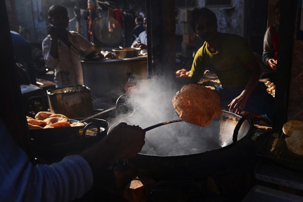 Fot. Indigo Larmour, "Early Morning Puris, Delhi, India", nagroda w kat. Jamie Oliver Youth Prize 13 -17 / World Food Photography Awards by Bimi 2025