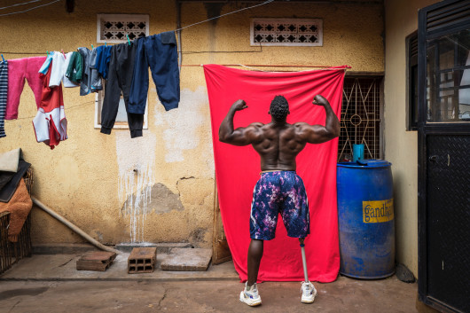 Fot. Marijn Fidder, Tamale Safalu, nagroda w kat. regionalnej Africa / World Press Photo 2025 Kulturysta Tamale Safalu trenuje przed swoim domem. Kampala, Uganda, 25 stycznia 2024 r. Pomimo utraty nogi po strasznym wypadku motocyklowym w 2020 roku, Tamale Safalu pozostał zaangażowany w kulturystykę, stając się pierwszym niepełnosprawnym sportowcem w Ugandzie, który rywalizował ze zwykłymi zawodnikami. Jego siła i determinacja w obliczu przeciwności losu rzuca wyzwanie stereotypom i służy jako inspiracja dla ludzi z różnych środowisk. „Rywalizując jako kulturysta na scenie, chcę zachęcić inne osoby niepełnosprawne do rozpoznania własnych talentów i nie spuszczania głowy” - mówi Tamale.