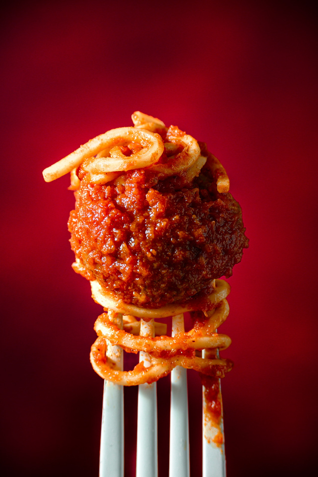 Fot. Costas Millas, "Wrap Yourself Around Me", nagroda w kat. Hotel Art Group Food Stylist Award / World Food Photography Awards by Bimi 2025