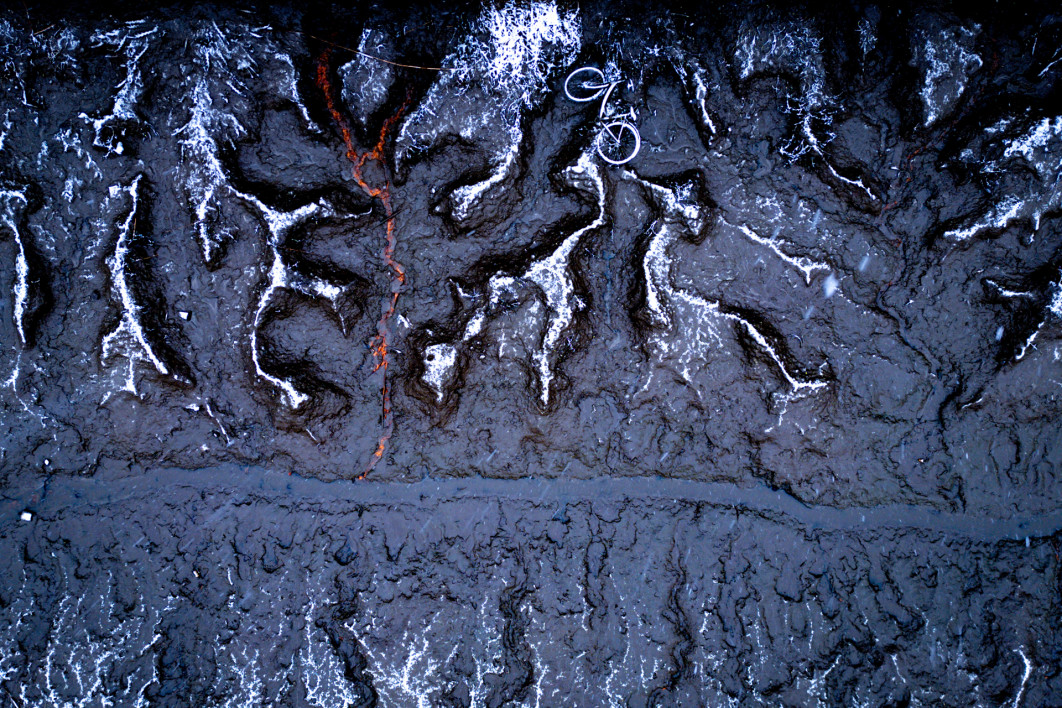 Fot. Sam Mannaerts, "Bike Tides", 1. miejsce w kat. Nature of "De Langnden" / Nature Photographer of the Year 2025