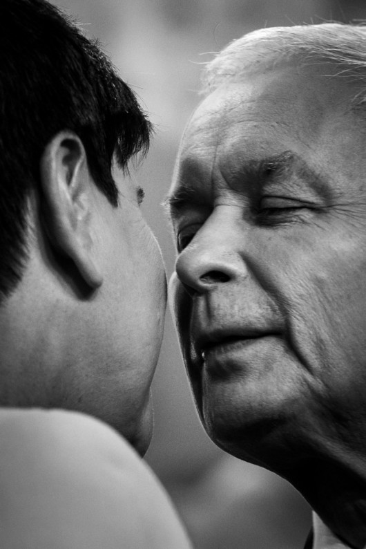 fot. Wojciech Grzędziński, freelancer/ Forum Polska Agencja Fotografów, III miejsce w kategorii WYDARZENIA

Warszawa. Prezes Prawa i Sprawiedliwości Jarosław Kaczyński całuje w policzek premier Beatę Szydło podczas zwołanej konferencji prasowej, na której chwalił dwa lata rządów pani premier. Trzy tygodnie później Beata Szydło złożyła rezygnację. 14 listopada 2017