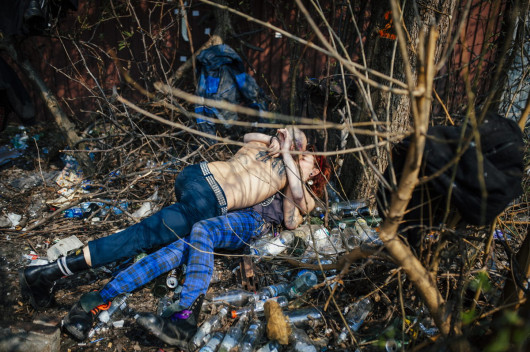 fot. Adam Tuchliński, „Newsweek Polska”, I miejsce w kategorii ŻYCIE CODZIENNE

Katowice. Sid jest punkiem. On i jego znajomi imprezują często w miejscu zwanym dżunglą niedaleko dworca PKP w Katowicach. 5 kwietnia 2017