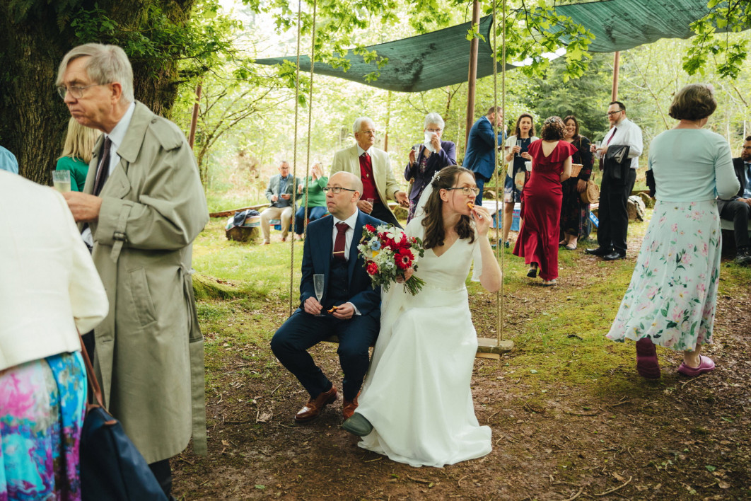 Fot. Emma Stoner, "Rebekah &amp; Andrew at Middle Coombe Farm in Devon", nagroda w kat. Champagne Taittinger Wedding Food Photographer / World Food Photography Awards by Bimi 2025