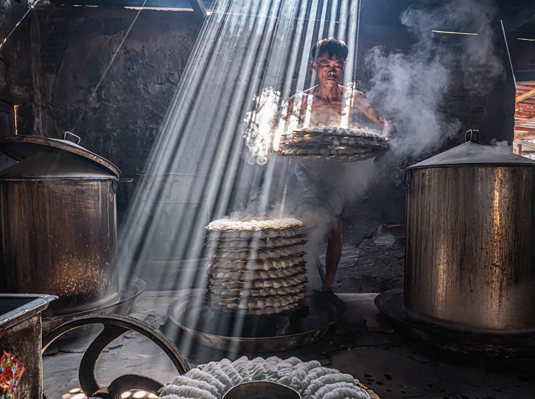 Đặng Hoài Anh, "Banh Hoi Cake", nagroda w kat. Champagne Taittinger Food for Celebration / World Food Photography Awards by Bimi 2025
