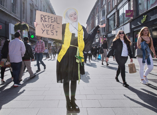 fot. Olivia Harris, Blessed Be the Fruit: Ireland's Struggle to Overturn Anti-Abortion Laws, 1. miejsce w kategorii Contemporary Issues.

25 maja 2018 roku większością głosów społeczeństwo irlandzkie opowiedziało się za złagodzeniem przepisów aborcyjnych, które należały do najostrzejszych na świecie. W skutek referendum z 1983 roku do konstytucji wprowadzono ósmą poprawkę, zabraniającą nawet usuwanie ciąży z gwałtu czy ciąży kazirodczej. Ruch na rzecz zniesienie poprawki wykorzystywał media społecznościowe i uliczne demonstracje w formie spektakli. W efekcie do zeszłorocznego referendum przystąpiły 2/3 społeczeństwa, które 66-procentową przewagą przegłosowały prohibicję na aborcję. Przed końcem roku prezydent podpisał ustawę, na mocy której każda aborcja przed 12 tygodniem ciąży dokonywana jest bezpłatnie.