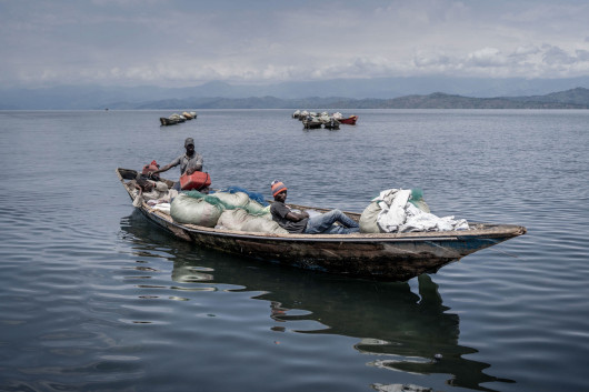 Z cyklu: The Lake Has Fallen Silent
fot. Aubin Mukoni / World Press Photo 2025



Wokół jeziora Kivu, malowniczo położonego na granicy Rwandy i Demokratycznej Republiki Konga, splata się wiele opowieści. Pod spokojną taflą wody i wśród otaczających ją rybackich wiosek kryją się niepokój i niepewność. Zmiany klimatu przynoszą coraz częstsze burze, wzrost temperatury wody i coraz mniejsze połowy ryb. Przyszłość tego delikatnego ekosystemu zagraża również zanieczyszczenie plastikiem oraz odkrycie złóż metanu w osadach jeziora. Projekt ten stanowi wielowymiarową dokumentację złożonej sieci zależności, wyzysku i szacunku, która łączy ludzi z otaczającą ich przyrodą.