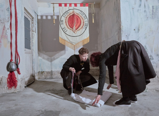 fot. Olivia Harris, Blessed Be the Fruit: Ireland's Struggle to Overturn Anti-Abortion Laws, 1. miejsce w kategorii Contemporary Issues.

25 maja 2018 roku większością głosów społeczeństwo irlandzkie opowiedziało się za złagodzeniem przepisów aborcyjnych, które należały do najostrzejszych na świecie. W skutek referendum z 1983 roku do konstytucji wprowadzono ósmą poprawkę, zabraniającą nawet usuwanie ciąży z gwałtu czy ciąży kazirodczej. Ruch na rzecz zniesienie poprawki wykorzystywał media społecznościowe i uliczne demonstracje w formie spektakli. W efekcie do zeszłorocznego referendum przystąpiły 2/3 społeczeństwa, które 66-procentową przewagą przegłosowały prohibicję na aborcję. Przed końcem roku prezydent podpisał ustawę, na mocy której każda aborcja przed 12 tygodniem ciąży dokonywana jest bezpłatnie.