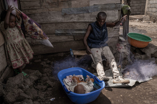 Z cyklu: The Lake Has Fallen Silent
fot. Aubin Mukoni / World Press Photo 2025



Wokół jeziora Kivu, malowniczo położonego na granicy Rwandy i Demokratycznej Republiki Konga, splata się wiele opowieści. Pod spokojną taflą wody i wśród otaczających ją rybackich wiosek kryją się niepokój i niepewność. Zmiany klimatu przynoszą coraz częstsze burze, wzrost temperatury wody i coraz mniejsze połowy ryb. Przyszłość tego delikatnego ekosystemu zagraża również zanieczyszczenie plastikiem oraz odkrycie złóż metanu w osadach jeziora. Projekt ten stanowi wielowymiarową dokumentację złożonej sieci zależności, wyzysku i szacunku, która łączy ludzi z otaczającą ich przyrodą.
