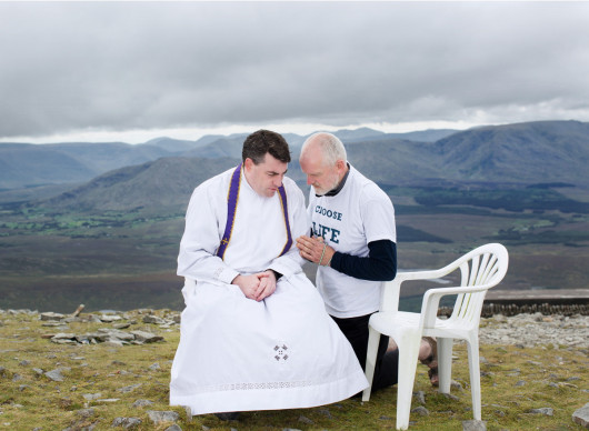 fot. Olivia Harris, Blessed Be the Fruit: Ireland's Struggle to Overturn Anti-Abortion Laws, 1. miejsce w kategorii Contemporary Issues.

25 maja 2018 roku większością głosów społeczeństwo irlandzkie opowiedziało się za złagodzeniem przepisów aborcyjnych, które należały do najostrzejszych na świecie. W skutek referendum z 1983 roku do konstytucji wprowadzono ósmą poprawkę, zabraniającą nawet usuwanie ciąży z gwałtu czy ciąży kazirodczej. Ruch na rzecz zniesienie poprawki wykorzystywał media społecznościowe i uliczne demonstracje w formie spektakli. W efekcie do zeszłorocznego referendum przystąpiły 2/3 społeczeństwa, które 66-procentową przewagą przegłosowały prohibicję na aborcję. Przed końcem roku prezydent podpisał ustawę, na mocy której każda aborcja przed 12 tygodniem ciąży dokonywana jest bezpłatnie.