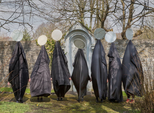 fot. Olivia Harris, Blessed Be the Fruit: Ireland's Struggle to Overturn Anti-Abortion Laws, 1. miejsce w kategorii Contemporary Issues.

25 maja 2018 roku większością głosów społeczeństwo irlandzkie opowiedziało się za złagodzeniem przepisów aborcyjnych, które należały do najostrzejszych na świecie. W skutek referendum z 1983 roku do konstytucji wprowadzono ósmą poprawkę, zabraniającą nawet usuwanie ciąży z gwałtu czy ciąży kazirodczej. Ruch na rzecz zniesienie poprawki wykorzystywał media społecznościowe i uliczne demonstracje w formie spektakli. W efekcie do zeszłorocznego referendum przystąpiły 2/3 społeczeństwa, które 66-procentową przewagą przegłosowały prohibicję na aborcję. Przed końcem roku prezydent podpisał ustawę, na mocy której każda aborcja przed 12 tygodniem ciąży dokonywana jest bezpłatnie.