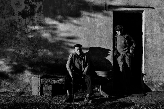fot. Ricardo Lopes, Pombal, Leiria, Portugalia, 10.01.2019 - Portret Gerardo Goncalvesa (86 lat) i jego syna Jose Goncalvesa (56 lat) na podwórku ich domu. Gerardo jest wdowcem i nie jest już w stanie pracować. Jose, który od urodzenia jest kaleką z powodu braku pomocy medycznej, zajmuje się obowiązkami domowymi takimi jak trzymanie kilku posiadanych owiec, dbanie o ziemię wokół domu i zbieranie drewna na opał i gotowanie.
