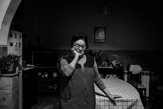 fot. Ricardo Lopes, Pombal, Leiria, Portugalia, 28.12.2018 - Portret 81-letniej Marii Ferreiry w kuchni jej domu. Maria urodziła została wychowana przez parę, która przyjęła ją jako pomoc domową. Nigdy nie chodziła do szkoły i została zatrudniona jako pasterz w wieku 5 lat. Wypadek z motyką podczas orki pola sprawił, że straciła wzrok w prawym oku. Rodziny zorganizowały jej dogodny ślub z Isidro Fernandes, młodym mężczyzną z biednej rodziny. Zamieszkali w domu, który przybrani rodzice zostawili jej w spadku. Tam wychowali trójkę dzieci.