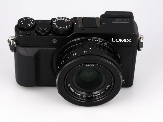 LX100 - dzięki mocowaniu na stałe, obiektyw mógł schować się częściowo w obudowie