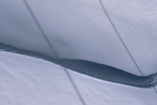śnieg przecięty snowboardem