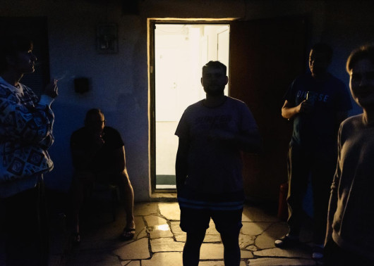 fot. Dominik Księżyk, I miejsce w kat. reportażowej Young Poland
Wyimaginowana wizja Norwegii, jako krainy miodem i mlekiem płynącej, towarzyszy każdemu, kto choć raz zamarzył o wyprawie do krainy fiordów. Prawda ma jednak różne oblicza, a zetknięcie się z szarą codziennością niejednokrotnie odbiera nadzieje przybyszom z Południa. Samotność, problemy z używkami, a następnie depresja i walka z własnymi demonami to rzeczywistość, o której nie przeczytamy na pierwszych stronach gazet.