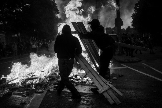 fot. Michał Dyjuk, Forum Polska Agencja Fotografów, I miejsce w kategorii WYDARZENIA

Zamieszki w Hamburgu podczas szczytu G20, czyli spotkania przywódców największych potęg gospodarczych świata. Miasto przez trzy noce było polem bitwy między protestującymi antyglobalistami a strzegącymi porządku policjantami. Szkody szacowano na 12 mln euro. 7 lipca – 9 lipca 2017