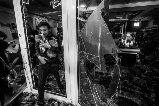 fot. Michał Dyjuk, Forum Polska Agencja Fotografów, I miejsce w kategorii WYDARZENIA

Zamieszki w Hamburgu podczas szczytu G20, czyli spotkania przywódców największych potęg gospodarczych świata. Miasto przez trzy noce było polem bitwy między protestującymi antyglobalistami a strzegącymi porządku policjantami. Szkody szacowano na 12 mln euro. 7 lipca – 9 lipca 2017