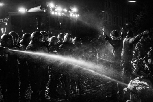 fot. Michał Dyjuk, Forum Polska Agencja Fotografów, I miejsce w kategorii WYDARZENIA

Zamieszki w Hamburgu podczas szczytu G20, czyli spotkania przywódców największych potęg gospodarczych świata. Miasto przez trzy noce było polem bitwy między protestującymi antyglobalistami a strzegącymi porządku policjantami. Szkody szacowano na 12 mln euro. 7 lipca – 9 lipca 2017