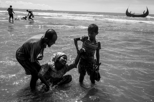 fot. Michał Dyjuk, Forum Polska Agencja Fotografów, II miejsce w kategorii WYDARZENIA

Bangladesz. Mniejszość muzułmańska Rohingja od pokoleń zamieszkiwała stan Rakhine w buddyjskiej Birmie, doświadczając stale prześladowań i represji. Jednak ofensywa militarna wojsk birmańskich w 2017 roku przerodziła się w masakrę dokonaną na niewinnych ludziach. Od końca sierpnia 2017 roku ponad 800 tys. osób zostało zmuszonych do ucieczki z Birmy do sąsiedniego Bangladeszu. Lecz tam dramat Rohingjów się nie kończy. 