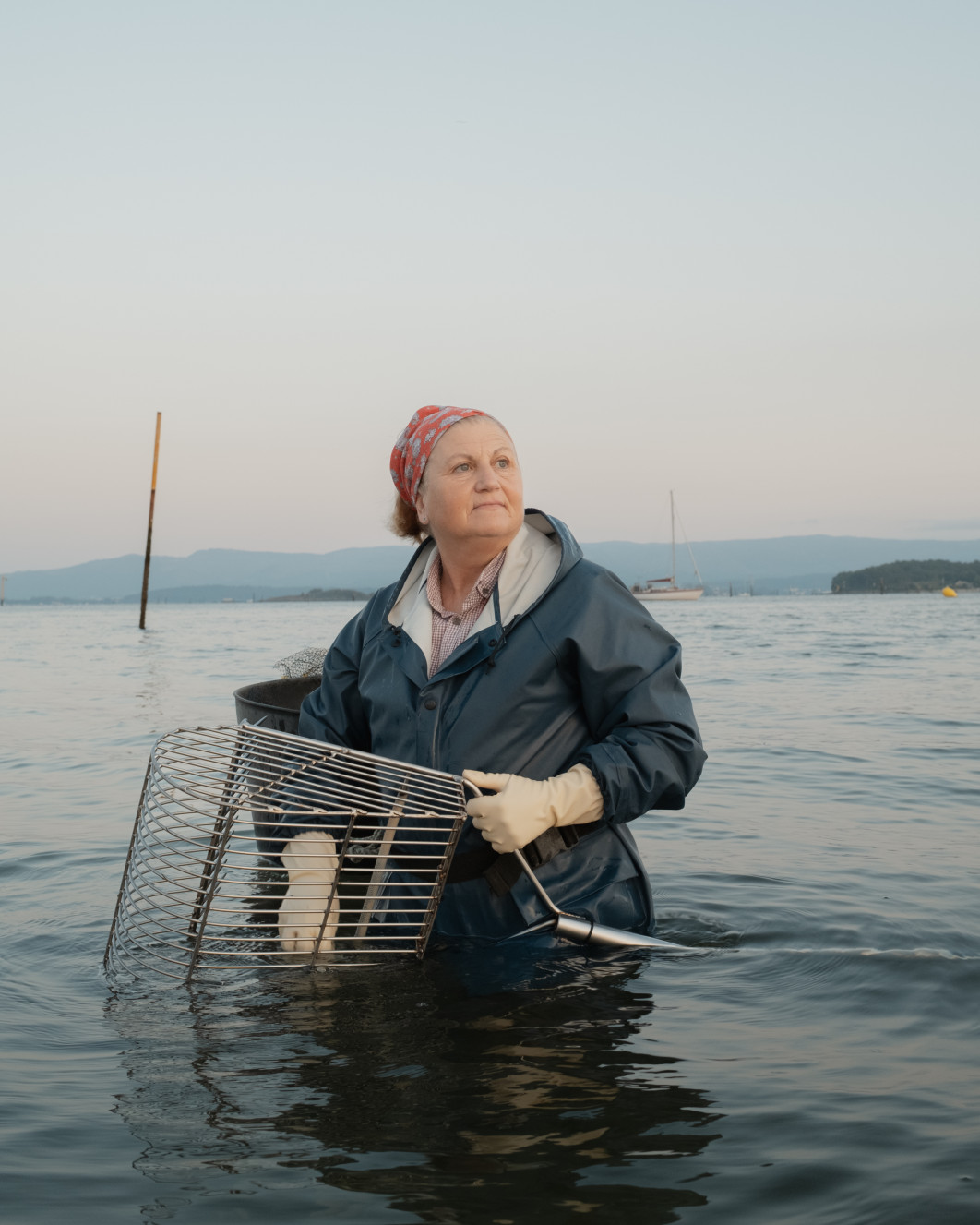Fot. Kinga Wrona, "Mariscadoras-
humans of the sea", Mariscadoras - kobiety pracujące jako zbieraczki skorupiaków - kontynuują jedną z najstarszych nadmorskich tradycji Hiszpanii. Przez dekady pozyskiwały małże i sercówki z galicyjskich estuariów (na północy Hiszpanii), a rytm ich pracy wyznaczały przypływy i odpływy. Jednak dziś ten porządek się zmienia. Rosnąca temperatura wody, zaburzona zasolenie oraz gatunki inwazyjne napędzane zmianą klimatu przekształcają delikatną równowagę życia w estuariach. To, co niegdyś żywiło ich społeczności, teraz wymaga bolesnego dostosowania i ogromnej odporności / Female in Focus x Nikon 2025