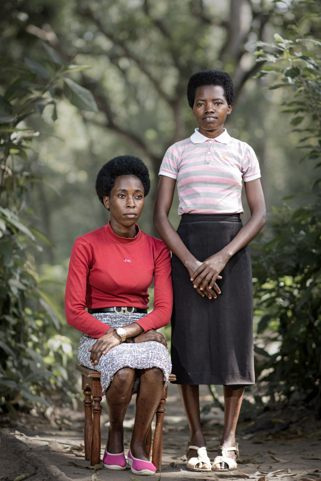 Fot. Esther Nsapu, "The heirs of
silence", W Burundi wiele kobiet nosi  naturalnie kręcone włosy - nie dlatego, że to modne, lecz z potrzeby, dla prostoty i z wierności temu, kim są. Mówią mi, że wystarczy wstać, przeczesać włosy, nałożyć odrobinę pomady i można zaczynać dzień. Niezależnie od tego, czy idą na targ, do domu, czy w pole, ich włosy stanowią przedłużenie ich samych - bez sztuczności i bez udawania. / Female in Focus x Nikon 2025