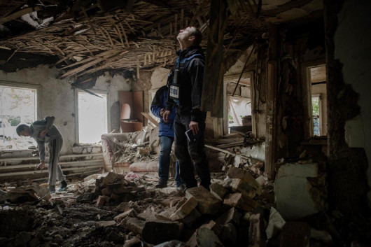 fot. Simona Supino, 1. miejsce w kat. Documentary Project
Wojna w Ukrainie trwa od 2014 roku. W moim projekcie nie chcę pokazywać wyłącznie jej, ale to, o co naprawdę się toczy. Jak destrukcyjnie działa propaganda i jak silnie rozwinięte są mechanizmy dezinformacji. Choć walki trwają o wsie, miasta i miasteczka, to wojna jest konfliktem przede wszystkim o
tożsamość i historię. Tożsamość, która stała się deklaracją, linią frontu. Pogranicze Donieckiej Republiki Ludowej i Ukrainy było dobrym wskaźnikiem nastrojów społecznych
po obu stronach konfliktu. Donieck – stolica ruchu separatystycznego – oddalony jest zaledwie o 60
kilometrów od Bachmutu, który był największym miastem po stronie ukraińskiej. Ci, którzy wyznaczają na mapie granice, chcą determinować kto jest kim, po obu ich stronach. Część rodzin nadal ogląda ukraińskie wiadomości, a część oddalona o 15 km karmiona jest już rosyjską propagandą. Konflikt nabrał nowego wymiaru, gdy w lutym 2022 roku Rosja rozpoczęła inwazję na Ukrainę na
pełną skalę. Teraz to walka, by Ukraina odzyskała niepodległość i raz na zawsze wyzwoliła się spod rosyjskiego jarzma.