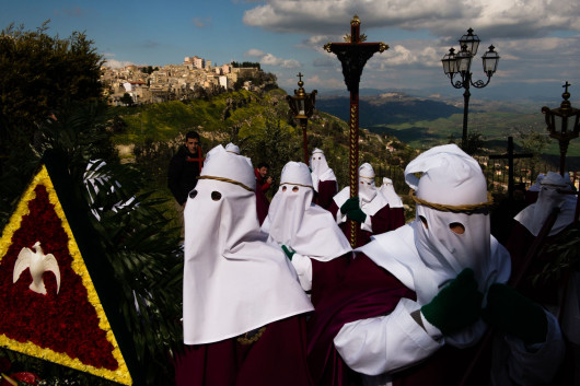 fot. Joanna Mrówka, z fotoreportażu z Wielkiego Tygodnia na Sycylii / Nagroda im. Krzysztofa Millera 2019
