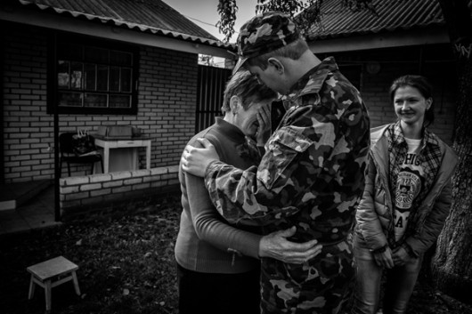I miejsce w kat. WYDARZENIA, fot. Jacek Szydłowski, Dziennik Wschodni, Maniewicze, Ukraina. Siergiej Knysz, nauczyciel historii w miejscowej szkole podstawowej, żegna się z matką i siostrą przed wyjazdem na front w rejon Ługańska. 25 września 2014  