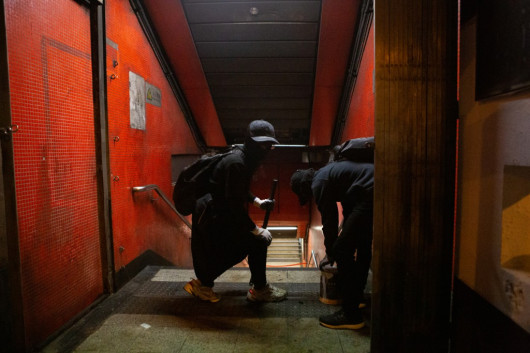 fot. Witold Dobrowolski / Stowarzyszenie Dziennikarzy Polskich, 1. miejsce w kategorii Wydarzenia. Protesty w Hongkongu zapoczątkowane w czerwcu 2019 roku jako opór obywatelski przeciwko projektowi ustawy ekstradycyjnej do Chińskiej Republiki Ludowej przemieniły się w masowy ruch społeczny. Brutalność funkcjonariuszy wobec demonstrantów i dziennikarzy spotkała się z eskalacją i fizycznym oporem ze strony najbardziej zdeterminowanej grupy protestujących: uczniów szkół średnich i studentów. Do stycznia 2020 roku 2,5 tys. osób zostało rannych, ponad 7 tys. zatrzymanych, a co najmniej dwie osoby zginęły.