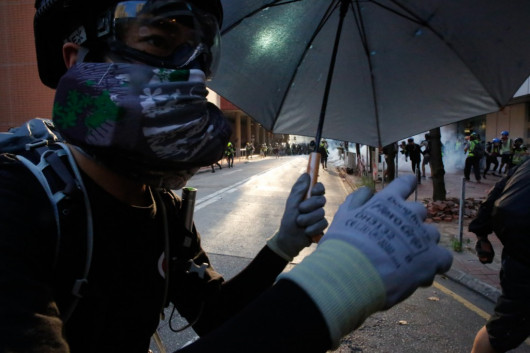 fot. Witold Dobrowolski / Stowarzyszenie Dziennikarzy Polskich, 1. miejsce w kategorii Wydarzenia. Protesty w Hongkongu zapoczątkowane w czerwcu 2019 roku jako opór obywatelski przeciwko projektowi ustawy ekstradycyjnej do Chińskiej Republiki Ludowej przemieniły się w masowy ruch społeczny. Brutalność funkcjonariuszy wobec demonstrantów i dziennikarzy spotkała się z eskalacją i fizycznym oporem ze strony najbardziej zdeterminowanej grupy protestujących: uczniów szkół średnich i studentów. Do stycznia 2020 roku 2,5 tys. osób zostało rannych, ponad 7 tys. zatrzymanych, a co najmniej dwie osoby zginęły.