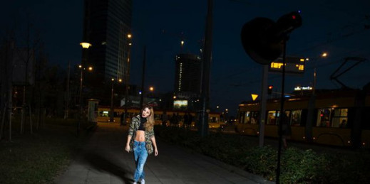 Power Flash vs. Digitalis Pro S400DC - mocny flash czy akumulatorowa lampa studyjna