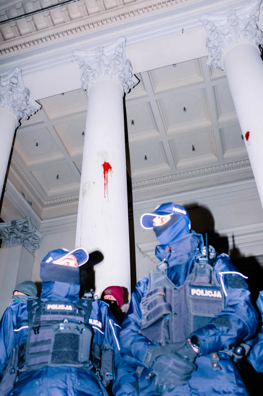 Zdjęcie: Alicja Lesiak. Policjanci pilnujący kościoła i Straży Narodowej na pl. Trzech Krzyży