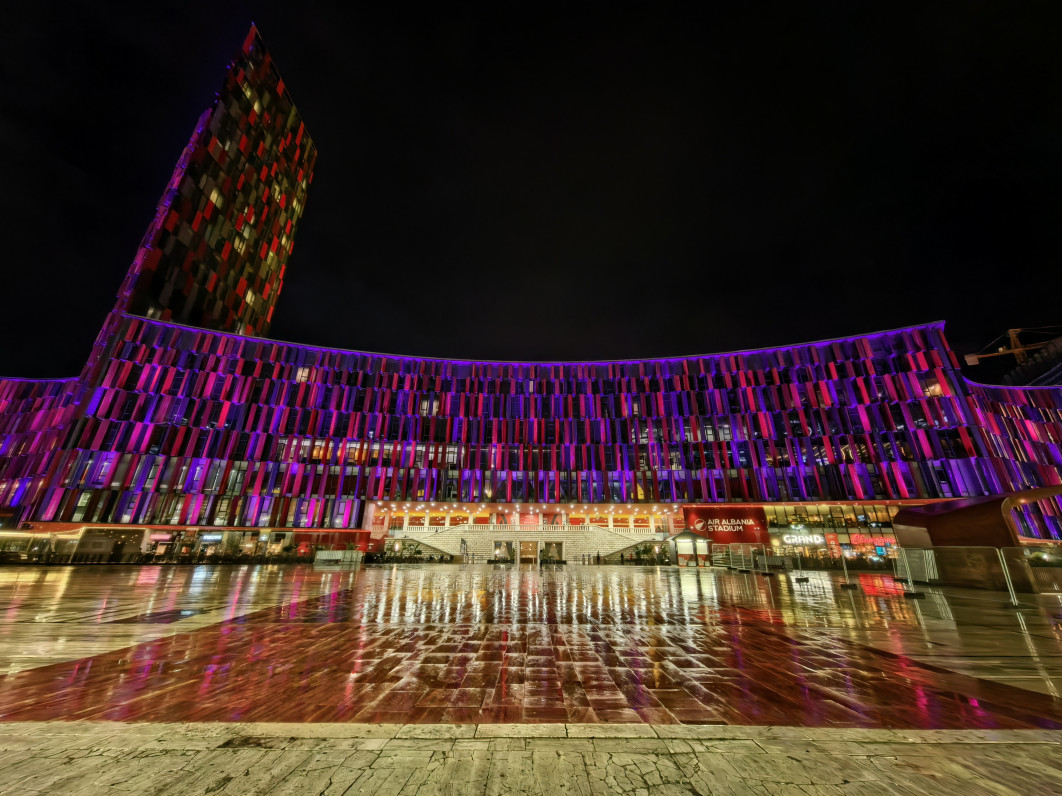 1/25 s, f/2.2, ISO 1000, moduł ultraszerokokątny