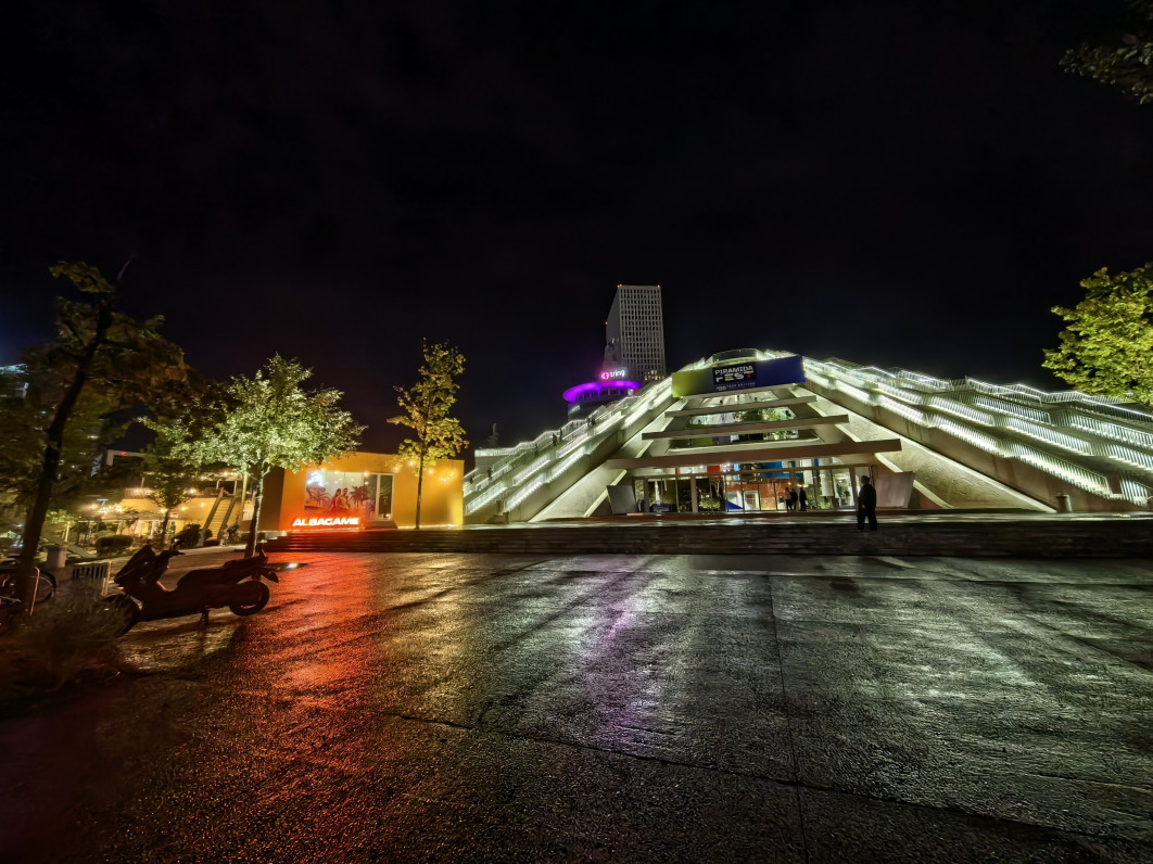 1/25 s, f/2.2, ISO 1600, moduł ultraszerokokątny