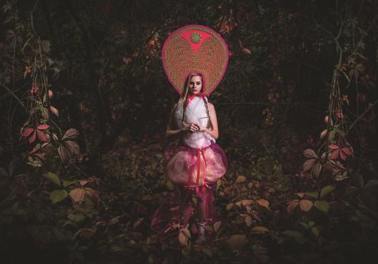 fot. Urszula Kaczor „Adventures in Wonderland“, Pink Glasses / “ – Jesteś szalony, brak ci piątej klepki, jesteś wariatem, ale tylko wariaci naprawdę coś są warci.” -
 Lewis Carroll Alicja w Krainie Czarów