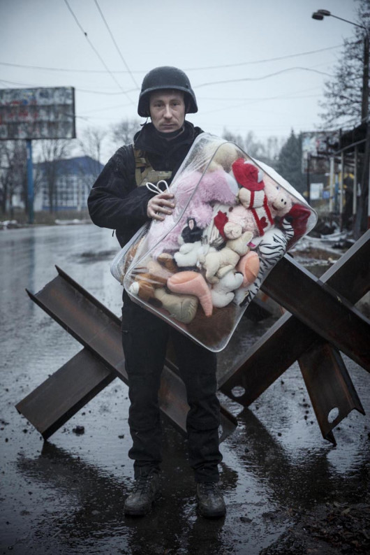fot. Marek M. Berezowski, 1. miejsce w kat. Stories / Current Event 
Ukraiński Bachmut w wyniku rosyjskich ostrzałów pozostał bez mediów, pogrążył się w ciemności.
Niegdyś zielone miasto traciło kolejne drzewa ścinane na opał. W grudniu 2022 roku wolontariusze z
Kijowa uruchomili trzy tak zwane Punkty Niezłomności. Dzięki generatorom prądu i Starlinkom można
było w nich naładować telefony, połączyć się z internetem i dać znać rodzinie, że jeszcze się żyje. Pod
koniec zeszłego roku w mieście pozostawało około siedmiu tysięcy ludzi. To jedna dziesiąta stanu
sprzed wojny.