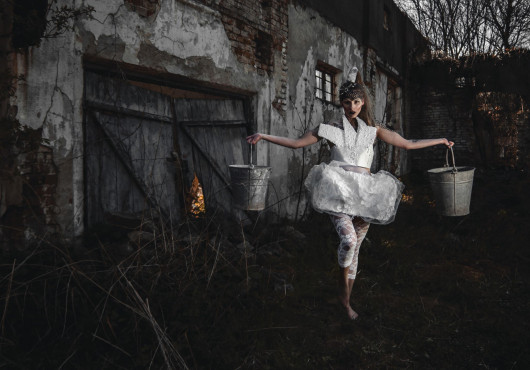 fot. Urszula Kaczor „Adventures in Wonderland“, Dojrzała kobieta wchodzi w prawdziwe życie. Niby wszystko wie, niby wszystko rozumie a w finale okazuje się, że to wielka improwizacja. Stoję na rozwidleniu dróg. Idąc w lewo sprostam oczekiwaniom moich bliskich, natomiast idąc w prawo udam się w nieznane. Wybór wcale nie okazał się prosty. Pobiegłam ile sił w nogach prosto i teraz trzymam w ręku dwa wiadra. Jedno cięższe od drugiego. 
Jak biec z dwoma wiadrami wypełnionymi po brzegi marzeniami?