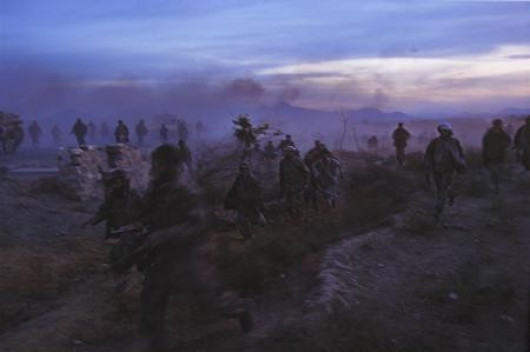 Wydarzenie 1. nagroda, fot. Luc Delahaye, Francja, Magnum Photos for Newsweek. Siły Sojuszu Północnego w walce z Talibami, Afganistan, 12 październik.
