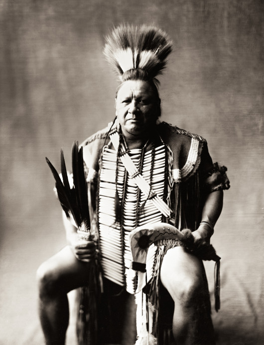 fot. Shane Balkowitsch, na zdjęciu Devin Luke Rabbit Head. Z projektu Northern Plains Native Americans: A Modern Wet Plate Perspective